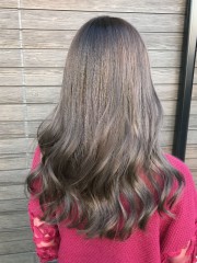 プラチナグレージュのロングスタイルに