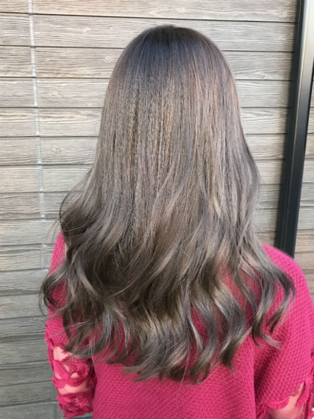 プラチナグレージュのロングスタイルに Long プラチナグレージュのロングスタイルに 日置市伊集院町の美容室 ネイル まつ毛エクステ デイジー美来髪